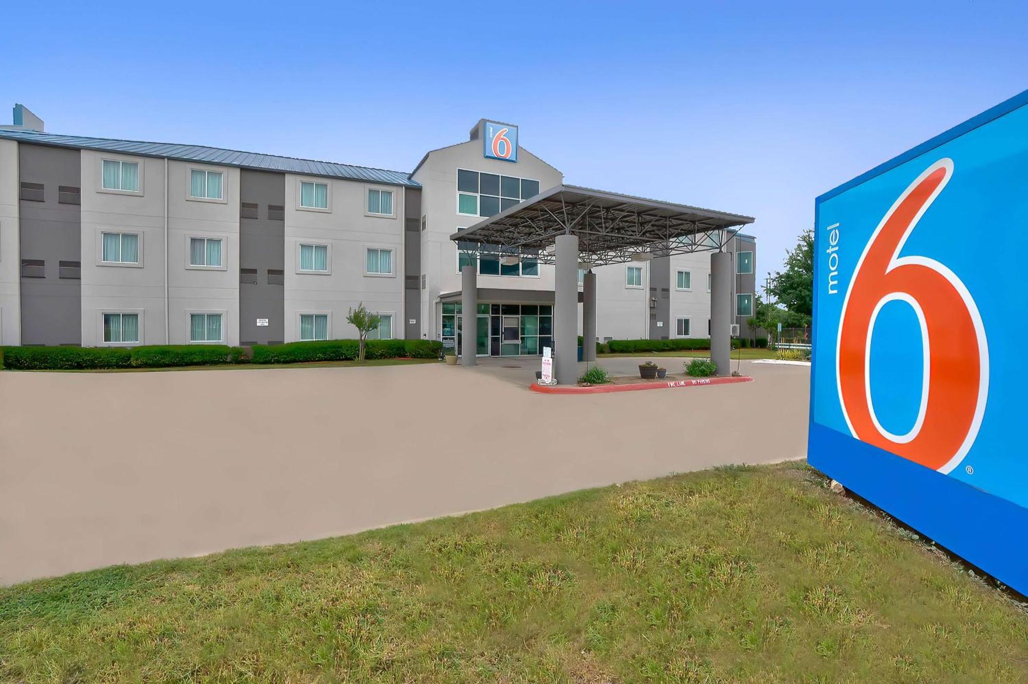4 Reviewed Hotels Close to NAS JRB Fort Worth
