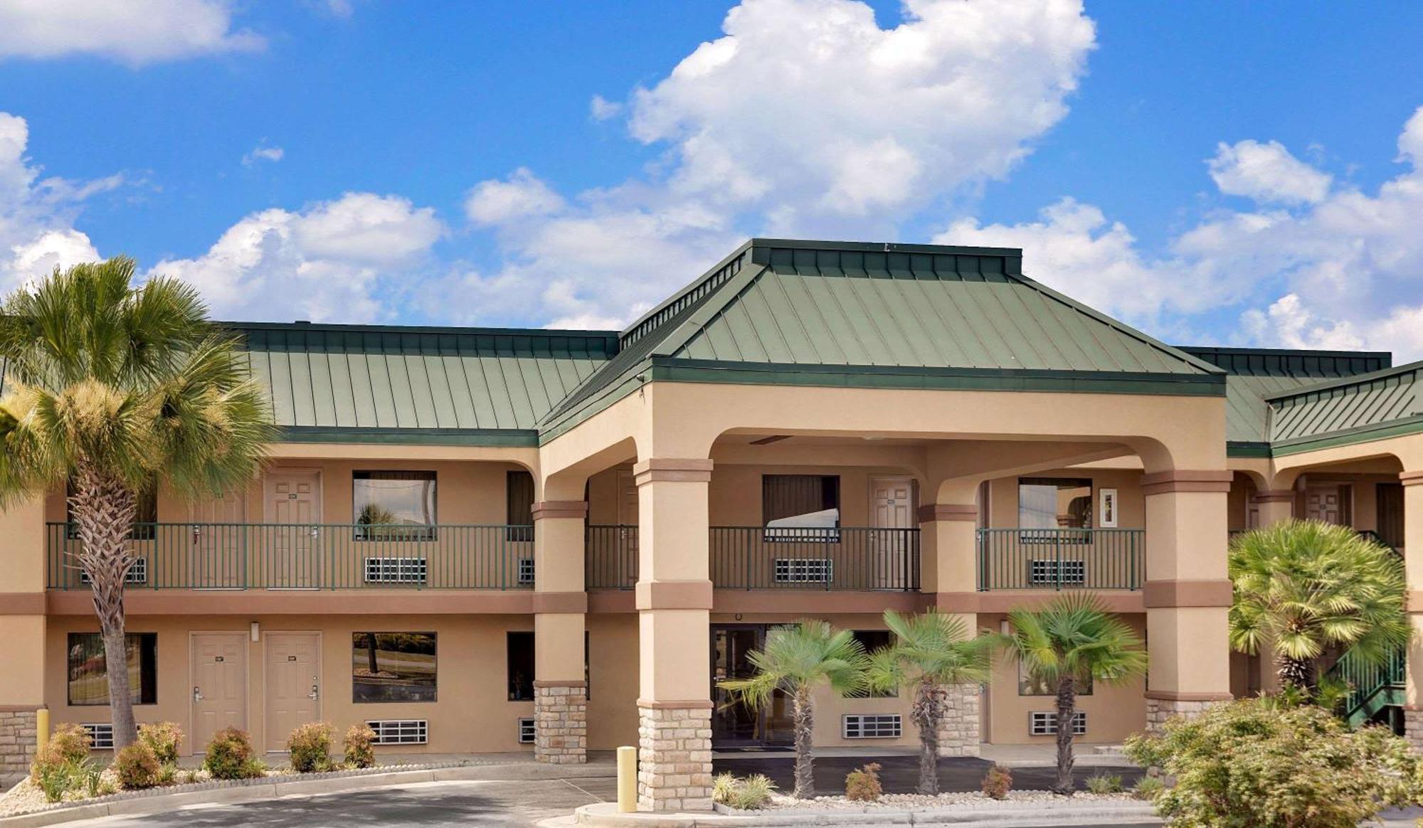 5 Airport Hotels Near Macon College Worth Booking