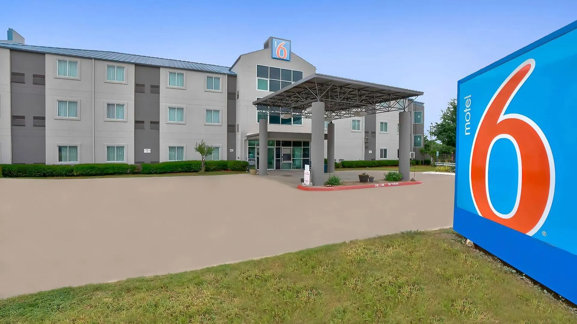 4 Reviewed Hotels Close to NAS JRB Fort Worth