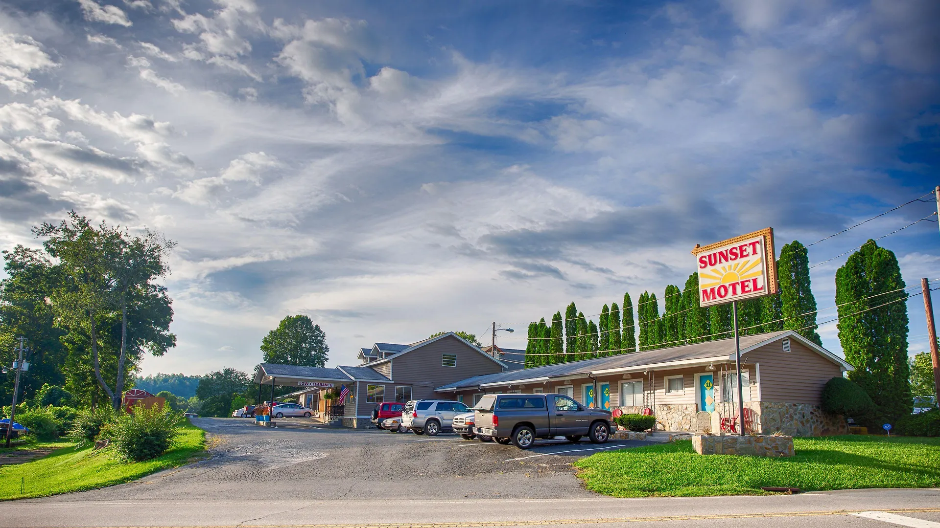 Staying Solo in Blue Ridge Mountains: 8 Hotels Compared