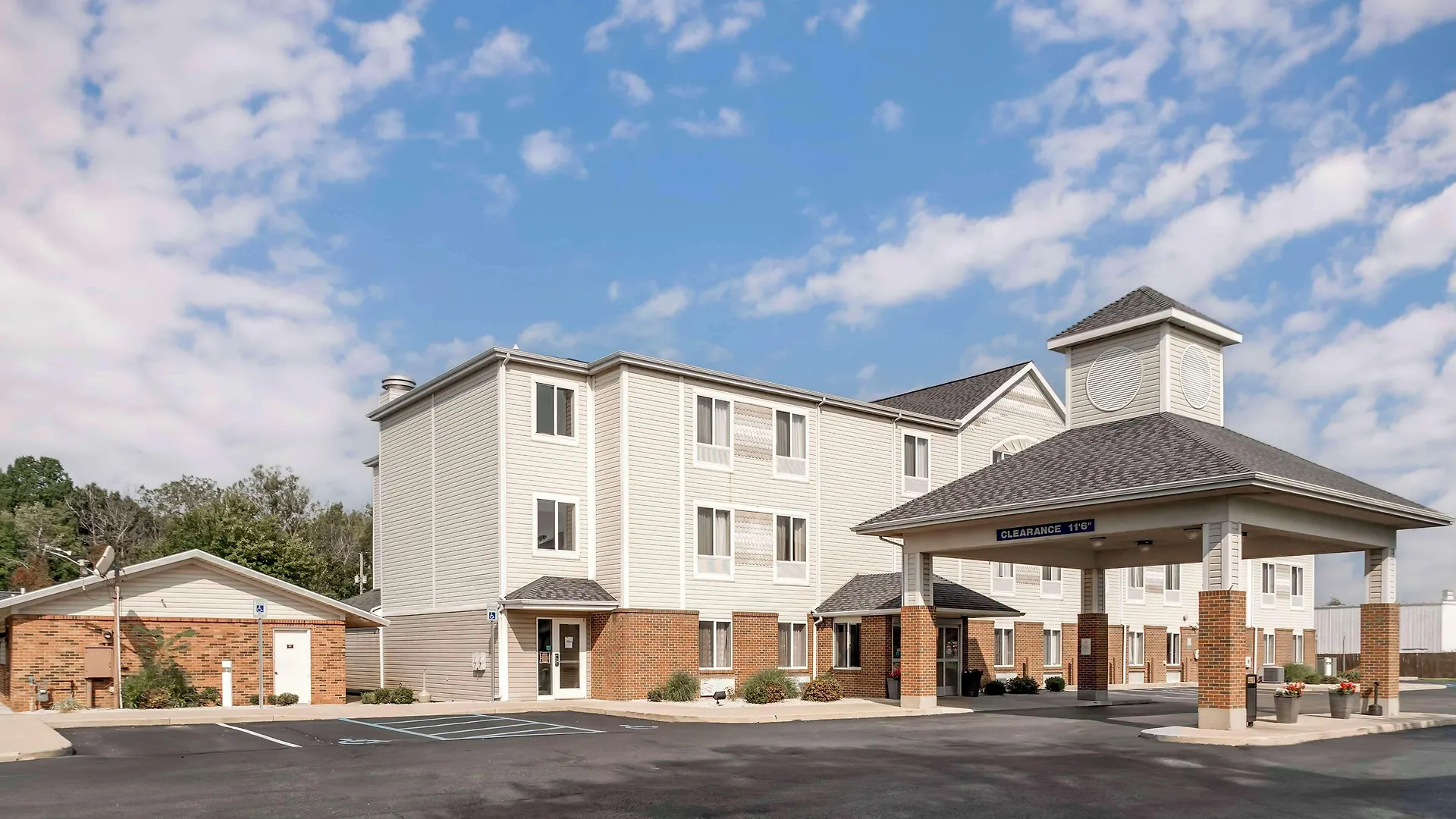 Where to Stay in Michigan: 7 Best Beach Hotels